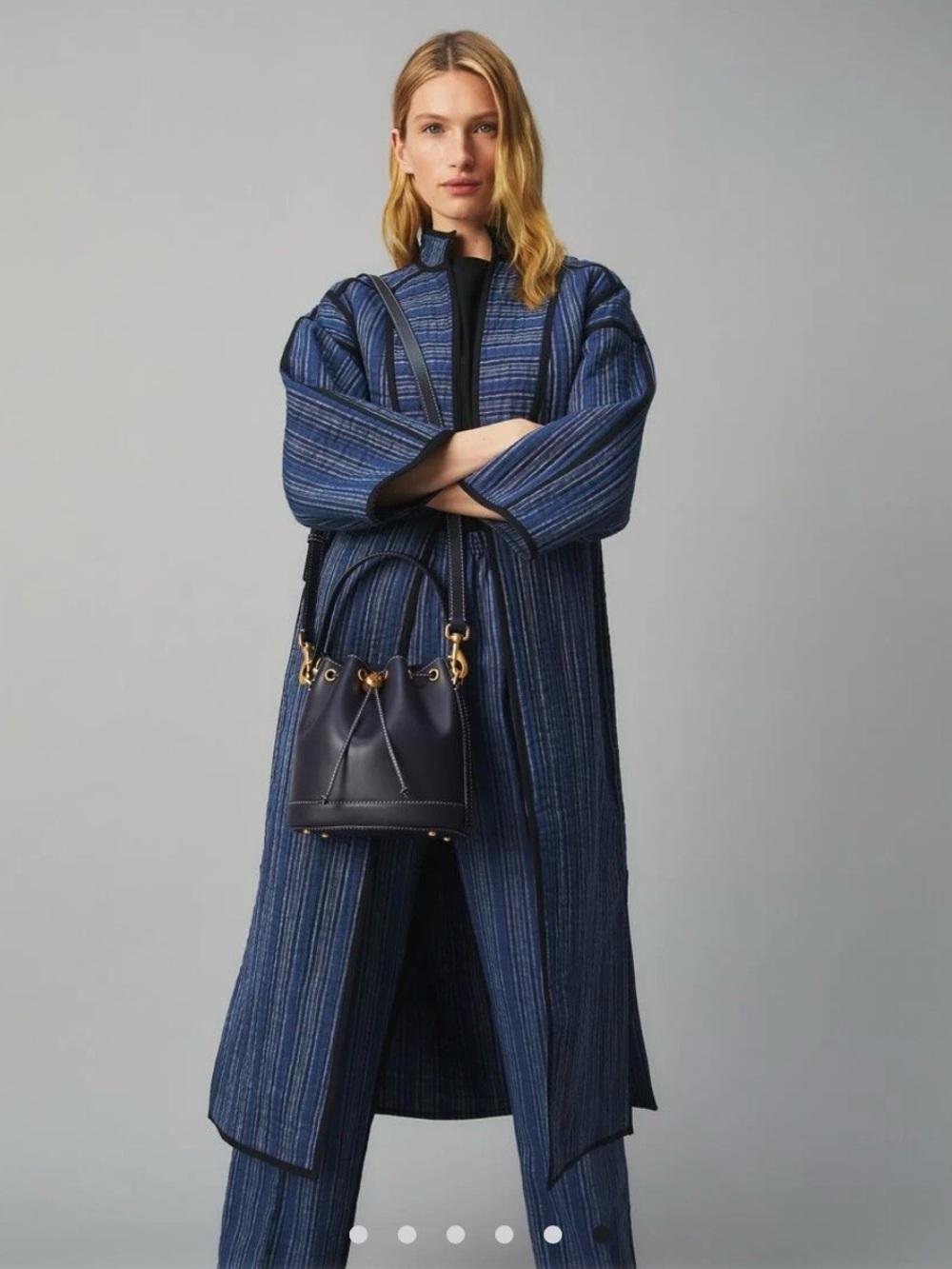 Tory Burch T Monogram Leather Bucket Bag Midnight Navy With Gold Accent - Picture 5 of 16